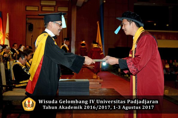 Wisuda Unpad Gel IV TA 2016_2017 Fakultas ILMU BUDAYA oleh  Dekan 112