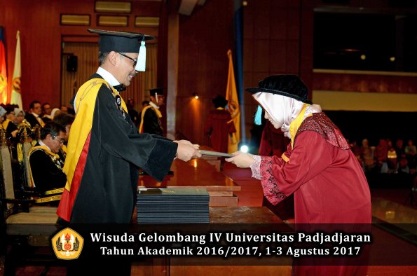 Wisuda Unpad Gel IV TA 2016_2017 Fakultas ILMU BUDAYA oleh  Dekan 115