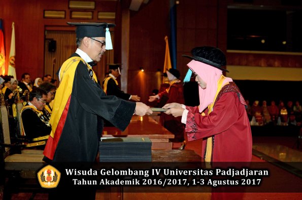 Wisuda Unpad Gel IV TA 2016_2017 Fakultas ILMU BUDAYA oleh  Dekan 116