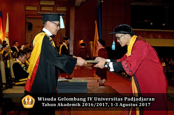 Wisuda Unpad Gel IV TA 2016_2017 Fakultas ILMU BUDAYA oleh  Dekan 117