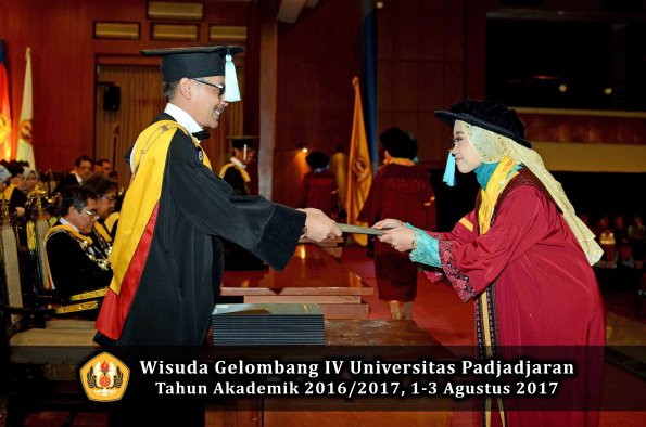 Wisuda Unpad Gel IV TA 2016_2017 Fakultas ILMU BUDAYA oleh  Dekan 122
