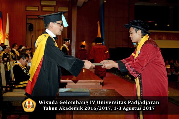 Wisuda Unpad Gel IV TA 2016_2017 Fakultas ILMU BUDAYA oleh  Dekan 129