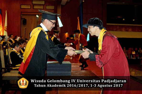 Wisuda Unpad Gel IV TA 2016_2017 Fakultas ILMU BUDAYA oleh  Dekan 143