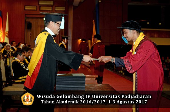 Wisuda Unpad Gel IV TA 2016_2017 Fakultas ILMU BUDAYA oleh  Dekan 144