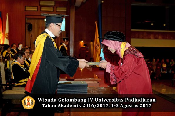 Wisuda Unpad Gel IV TA 2016_2017 Fakultas ILMU BUDAYA oleh  Dekan 153