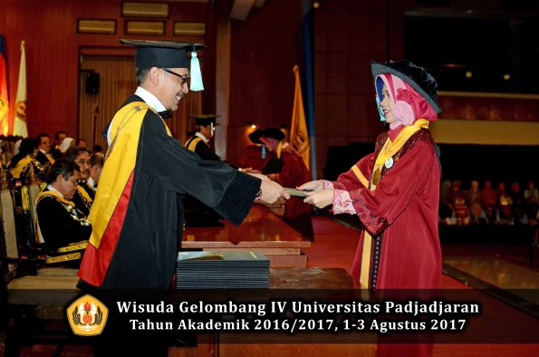 Wisuda Unpad Gel IV TA 2016_2017 Fakultas ILMU BUDAYA oleh  Dekan 154