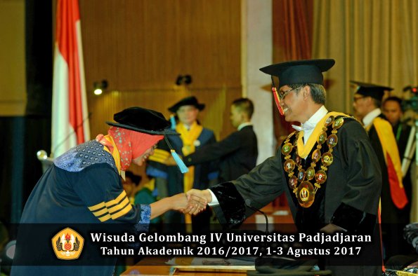 Wisuda Unpad Gel IV TA 2016_2017 Fakultas ILMU BUDAYA oleh  Rektor 001