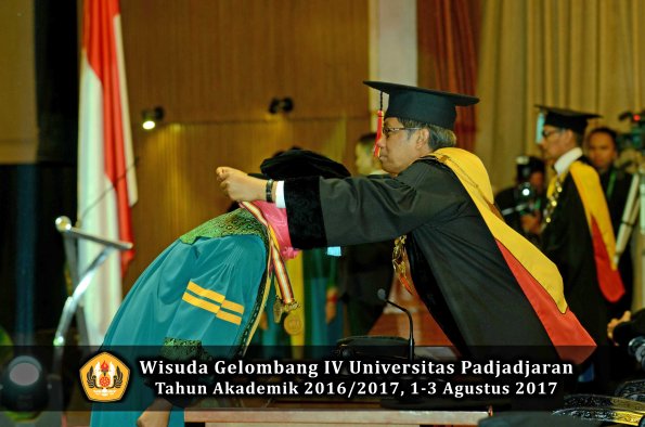 Wisuda Unpad Gel IV TA 2016_2017 Fakultas ILMU BUDAYA oleh  Rektor 007