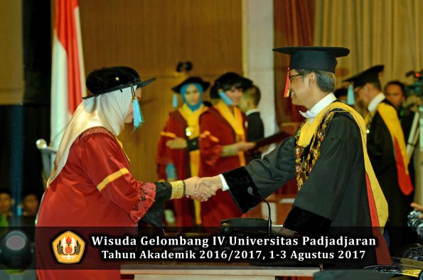 Wisuda Unpad Gel IV TA 2016_2017 Fakultas ILMU BUDAYA oleh  Rektor 022