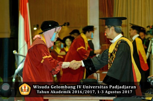Wisuda Unpad Gel IV TA 2016_2017 Fakultas ILMU BUDAYA oleh  Rektor 026