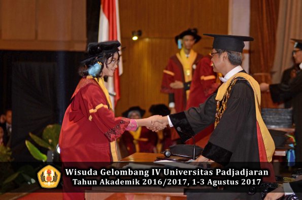 Wisuda Unpad Gel IV TA 2016_2017 Fakultas ILMU BUDAYA oleh  Rektor 028