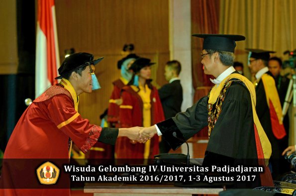 Wisuda Unpad Gel IV TA 2016_2017 Fakultas ILMU BUDAYA oleh  Rektor 031