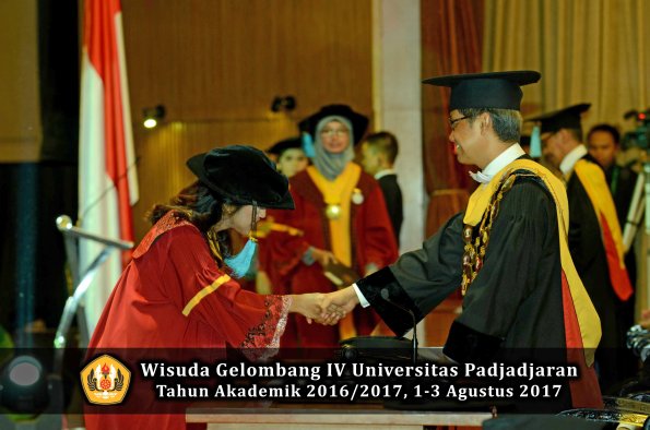Wisuda Unpad Gel IV TA 2016_2017 Fakultas ILMU BUDAYA oleh  Rektor 032
