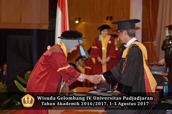Wisuda Unpad Gel IV TA 2016_2017 Fakultas ILMU BUDAYA oleh  Rektor 040