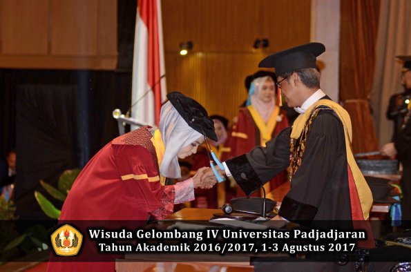 Wisuda Unpad Gel IV TA 2016_2017 Fakultas ILMU BUDAYA oleh  Rektor 042