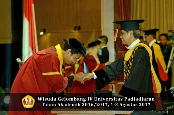 Wisuda Unpad Gel IV TA 2016_2017 Fakultas ILMU BUDAYA oleh  Rektor 048