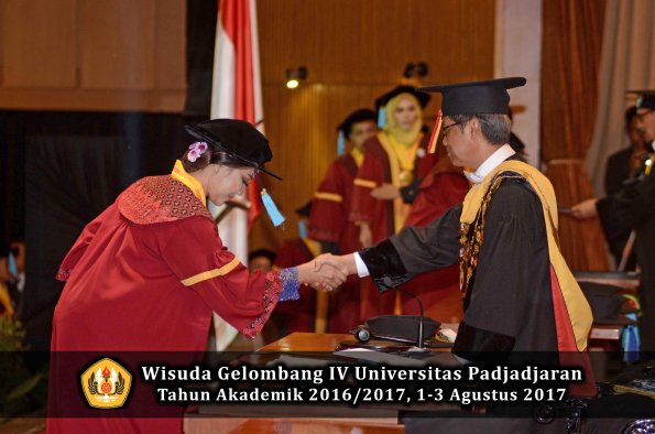 Wisuda Unpad Gel IV TA 2016_2017 Fakultas ILMU BUDAYA oleh  Rektor 056