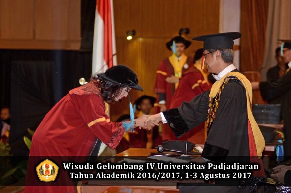 Wisuda Unpad Gel IV TA 2016_2017 Fakultas ILMU BUDAYA oleh  Rektor 064