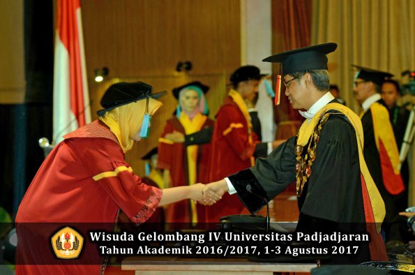 Wisuda Unpad Gel IV TA 2016_2017 Fakultas ILMU BUDAYA oleh  Rektor 065