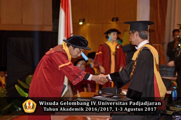 Wisuda Unpad Gel IV TA 2016_2017 Fakultas ILMU BUDAYA oleh  Rektor 068
