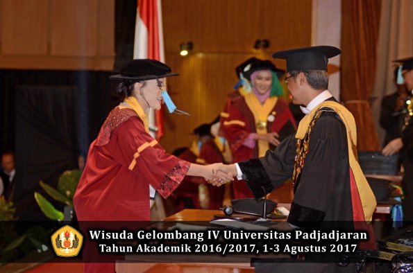 Wisuda Unpad Gel IV TA 2016_2017 Fakultas ILMU BUDAYA oleh  Rektor 069