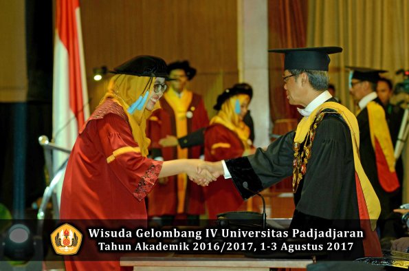 Wisuda Unpad Gel IV TA 2016_2017 Fakultas ILMU BUDAYA oleh  Rektor 075