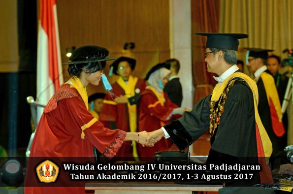 Wisuda Unpad Gel IV TA 2016_2017 Fakultas ILMU BUDAYA oleh  Rektor 078