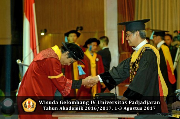 Wisuda Unpad Gel IV TA 2016_2017 Fakultas ILMU BUDAYA oleh  Rektor 080