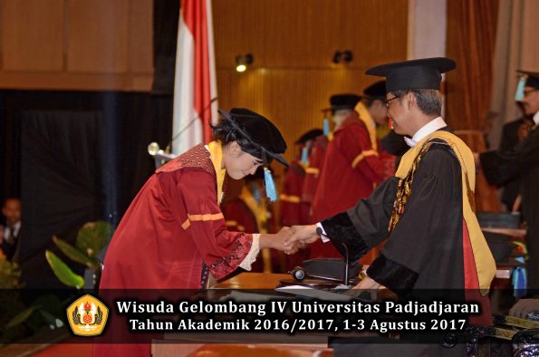 Wisuda Unpad Gel IV TA 2016_2017 Fakultas ILMU BUDAYA oleh  Rektor 085