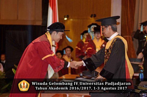 Wisuda Unpad Gel IV TA 2016_2017 Fakultas ILMU BUDAYA oleh  Rektor 086