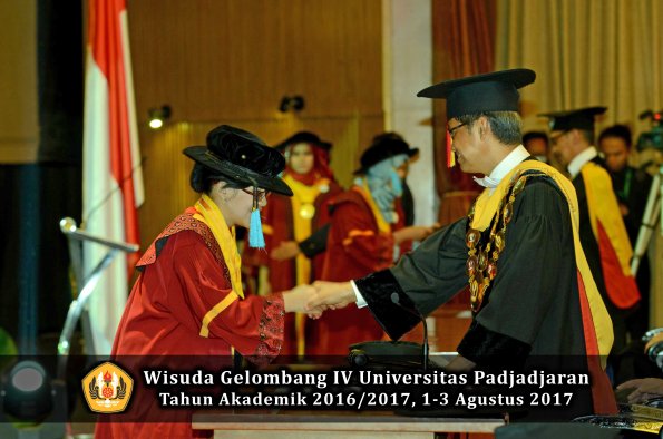 Wisuda Unpad Gel IV TA 2016_2017 Fakultas ILMU BUDAYA oleh  Rektor 087