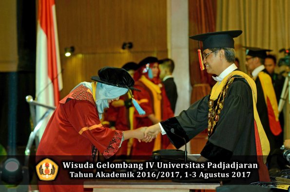 Wisuda Unpad Gel IV TA 2016_2017 Fakultas ILMU BUDAYA oleh  Rektor 088