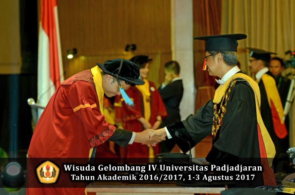 Wisuda Unpad Gel IV TA 2016_2017 Fakultas ILMU BUDAYA oleh  Rektor 092