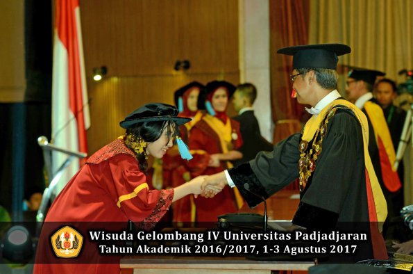 Wisuda Unpad Gel IV TA 2016_2017 Fakultas ILMU BUDAYA oleh  Rektor 107