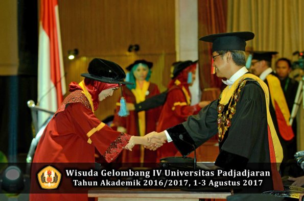 Wisuda Unpad Gel IV TA 2016_2017 Fakultas ILMU BUDAYA oleh  Rektor 108