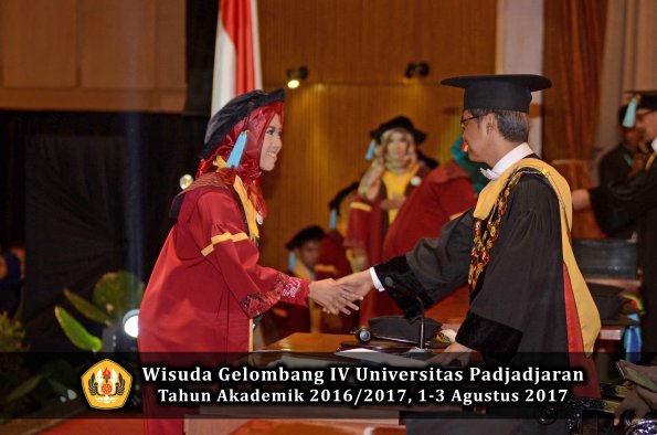 Wisuda Unpad Gel IV TA 2016_2017 Fakultas ILMU BUDAYA oleh  Rektor 109
