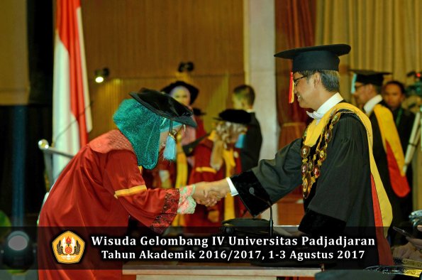 Wisuda Unpad Gel IV TA 2016_2017 Fakultas ILMU BUDAYA oleh  Rektor 110