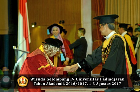 Wisuda Unpad Gel IV TA 2016_2017 Fakultas ILMU BUDAYA oleh  Rektor 111