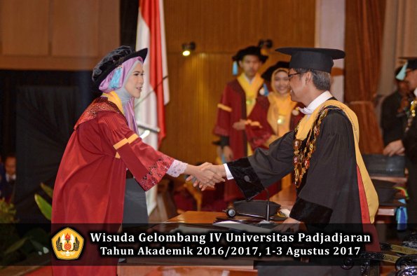 Wisuda Unpad Gel IV TA 2016_2017 Fakultas ILMU BUDAYA oleh  Rektor 112
