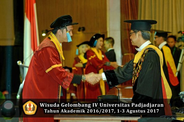Wisuda Unpad Gel IV TA 2016_2017 Fakultas ILMU BUDAYA oleh  Rektor 114