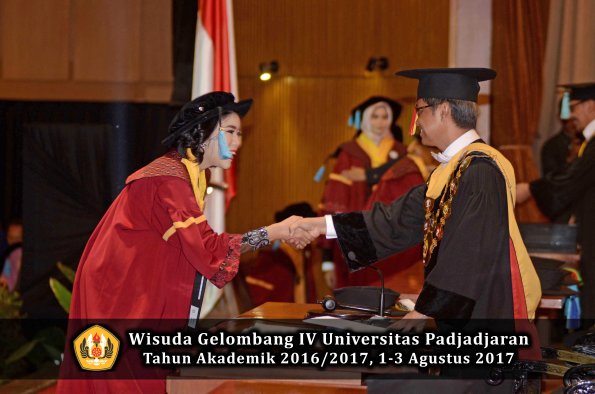 Wisuda Unpad Gel IV TA 2016_2017 Fakultas ILMU BUDAYA oleh  Rektor 115
