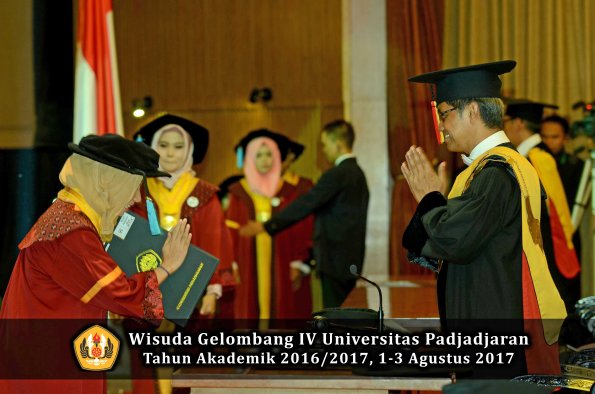 Wisuda Unpad Gel IV TA 2016_2017 Fakultas ILMU BUDAYA oleh  Rektor 116