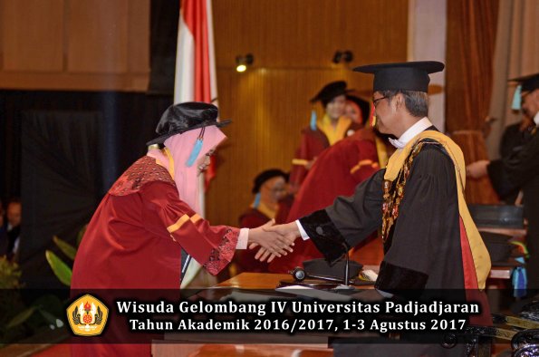 Wisuda Unpad Gel IV TA 2016_2017 Fakultas ILMU BUDAYA oleh  Rektor 118