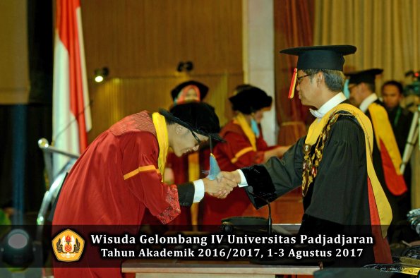 Wisuda Unpad Gel IV TA 2016_2017 Fakultas ILMU BUDAYA oleh  Rektor 119