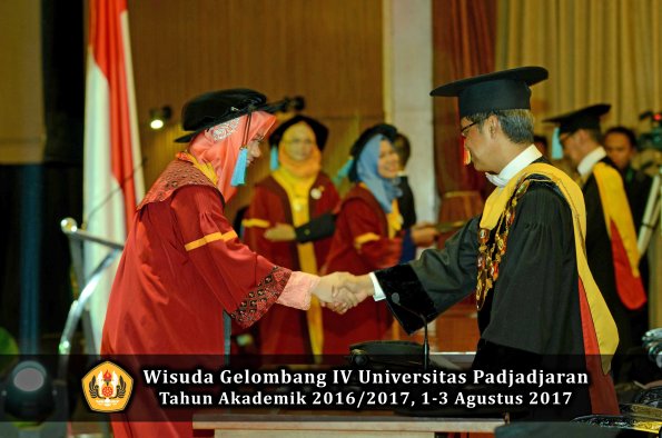 Wisuda Unpad Gel IV TA 2016_2017 Fakultas ILMU BUDAYA oleh  Rektor 121