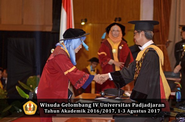 Wisuda Unpad Gel IV TA 2016_2017 Fakultas ILMU BUDAYA oleh  Rektor 122