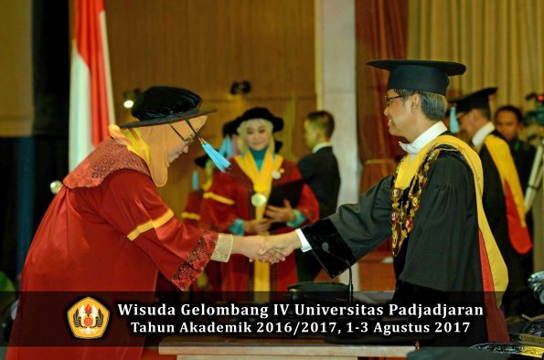 Wisuda Unpad Gel IV TA 2016_2017 Fakultas ILMU BUDAYA oleh  Rektor 123