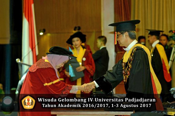 Wisuda Unpad Gel IV TA 2016_2017 Fakultas ILMU BUDAYA oleh  Rektor 125