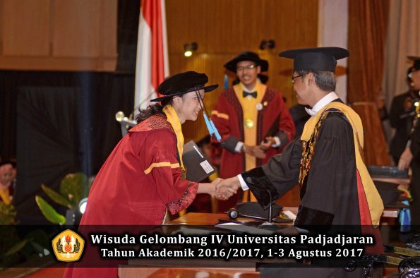 Wisuda Unpad Gel IV TA 2016_2017 Fakultas ILMU BUDAYA oleh  Rektor 126