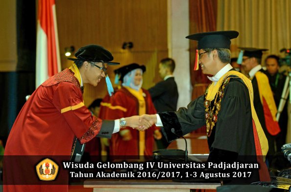 Wisuda Unpad Gel IV TA 2016_2017 Fakultas ILMU BUDAYA oleh  Rektor 127